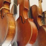 Der Werkstatthimmel der Geigenbauerin Vera Frey hängt voller altehrwürdiger Geigen, die auf ihre Reparatur warten.