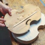 Winziges Handwerkszeug: Geigenbauwerkzeuge sind nichts für Grobmotoriker – die Arbeit mit dem winzigen Spezialwerkzeug will gelernt sein.