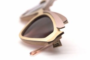 Brillen, die zur HPL-Platte passen