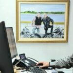Hinter dem ergonomischen Schreibtisch von Denis Zezelj zeigt ein Gemälde ihn und seinen Vater, den Gründer. BM-Foto: Lukas Petersen