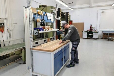 In der Werkstatt unterwegs: Mobile Arbeitstische haben fast alle Hobelbänke der Schreinerei ersetzt. BM-Foto: Lukas Petersen
