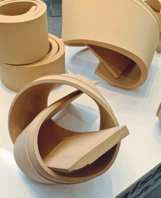 Woodolex, das verformbare Material: Ganz unscheinbar, an einem kleinen Stand etwas abseits vom Gemenge haben wir das Material Woodolex entdeckt. Es besteht zu 96 % aus recyceltem Holz, lässt sich bei Wärmeeinwirkung ganz einfach verformen und behält im Anschluss die Form. Das geht ganz einfach mit dem Heißluftföhn. Für Schreiner und Tischler eröffnen sich dadurch ganz neue Möglichkeiten: Zum Beispiel lassen sich Handläufe von Treppen vor Ort biegen, wodurch große 5-Achs-Bearbeitungen mit hohem Materialaufwand entfallen. Online sehen Sie im Video, wie leicht sich das Woodolex verformen lässt. Und noch mehr Infos gibt es in der BM-Augustausgabe. (lp)
