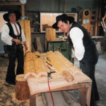 In Oita (Südjapan) waren im Januar 1995 sehr rustikale Möbel aus frischem Zedernholz anzufertigen