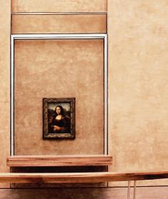 Mona hinter Glas