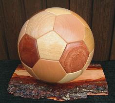 Fußball aus Holz