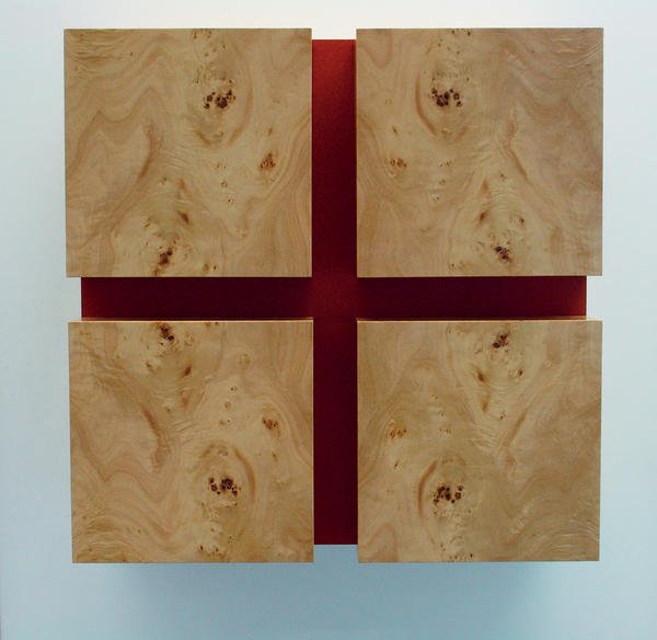Vier Türen auf rotem Kreuz