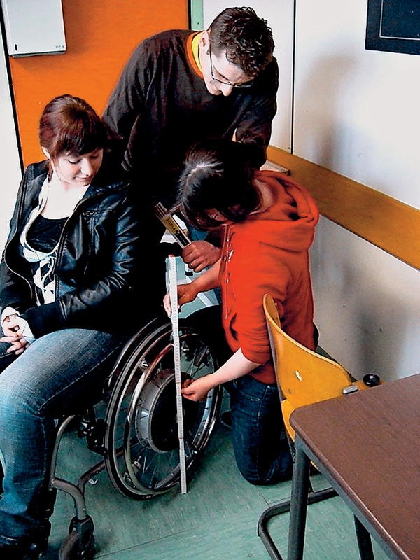 Arbeitsplatz für gehbehinderte Schülerin