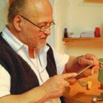 Der Mann fürs Kleine und Feine: Seine Leidenschaft für Details lebt der Modellbauer Bernhard Schöner (62) auch bei seinen vielseitigen Holzarbeiten aus.