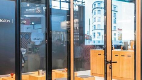 Hoba zeigt flächenbündige Brandschutztür aus Glas