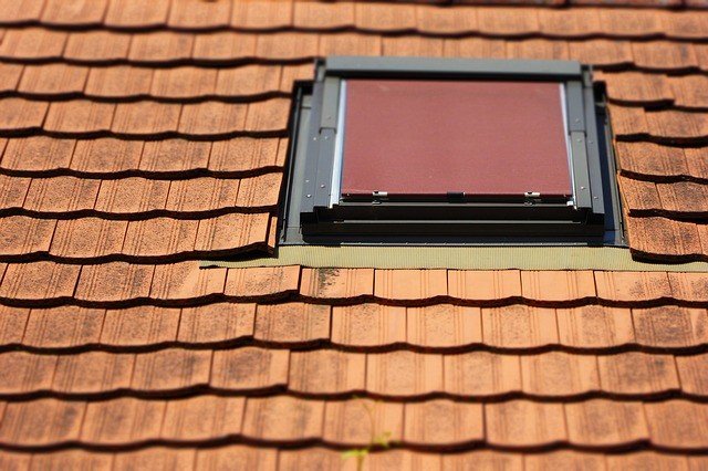 Auch für Dachfenster kann ein Sonnenschutz wichtig sein