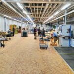 Zeitgemäßer Fertigungsbetrieb: Auf gut 1200 m2 Werkstattfläche erlernen die Schreiner-Auszubildenden im BBW den Umgang mit modernen Maschinen. Martin Köstner
