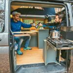 Aus Bayern in die Welt: Felix Wilhelm und Sebastian Weber machen Campingfreunde mit einzigartigen Ausbauten für VW-T5- und T6-Busse glücklich. Kochen im Freien und kühles Helles ist selbstverständlich. Der Bus mit Vollausstattung ist viel mehr als Parkett, Küchenzeile und Bett. Foto: Babum
