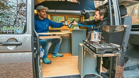 Aus Bayern in die Welt: Felix Wilhelm und Sebastian Weber machen Campingfreunde mit einzigartigen Ausbauten für VW-T5- und T6-Busse glücklich. Kochen im Freien und kühles Helles ist selbstverständlich. Der Bus mit Vollausstattung ist viel mehr als Parkett, Küchenzeile und Bett. Foto: Babum