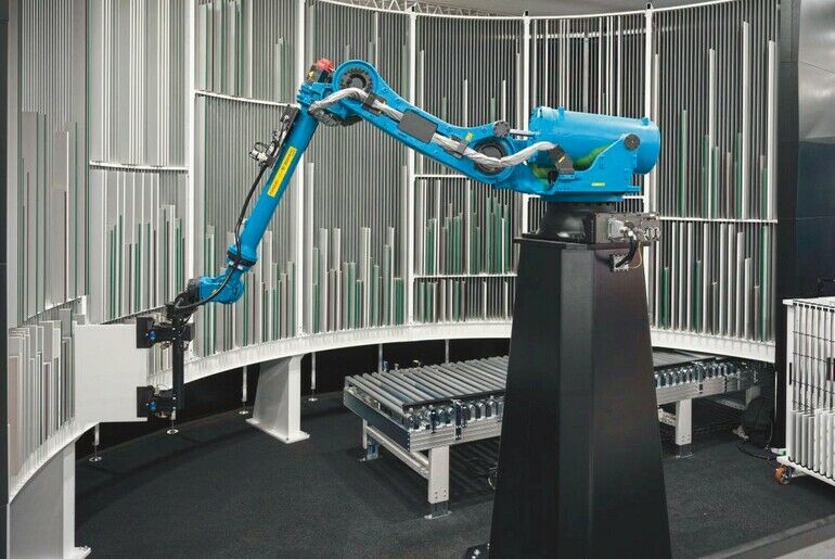 Biesse zeigt Automatisierungsmöglichkeiten: Roboter für vielfältige Einsatzgebiete haben das Bild auf der Ligna geprägt. Sie stehen für die signifikanten Weiterentwicklungen im Bereich der Digitalisierung und Automatisierung. Beispiel ist dieses vertikale Teile-Pufferlager mit Handlingroboter am Biesse-Stand. (cn)