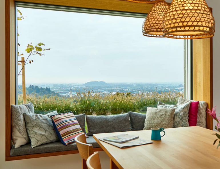 Panoramafenster_mit_Sitzbank_aus_Baufritz_Haus_am_Wald.png