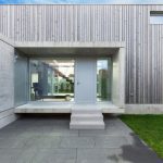 Entrance_of_a_modern_house_in_concrete_and_wood,_exterior
