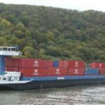 Ein_Binnenschiff_transportiert_die_Container_von_Neuss_nach_Antwerpen.<br />
Foto:_Independent_Container_Line,_Ltd